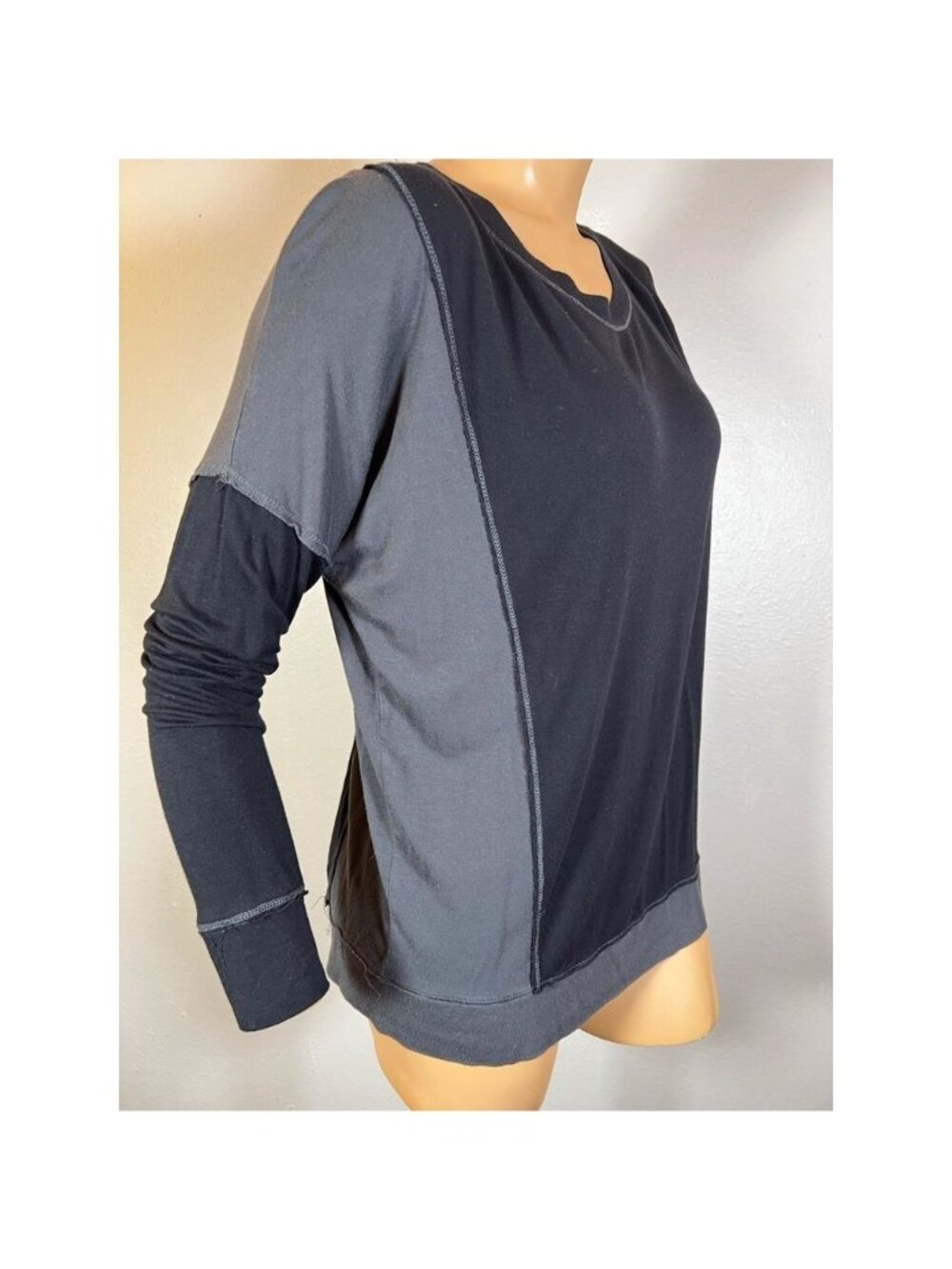 Simply Vera Wang Womens Casual Top Med Black Gray Long Sleeve Raw Seam Stretch - Picture 6 of 6